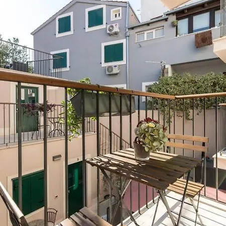 Perfectly Located With Balcony Lägenhet *