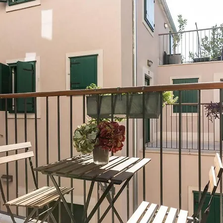 Perfectly Located With Balcony Lägenhet