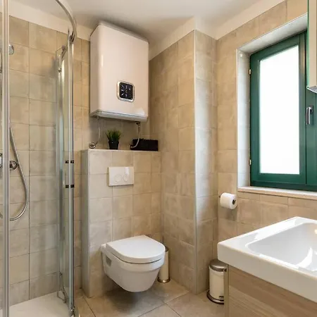Perfectly Located With Balcony דירה